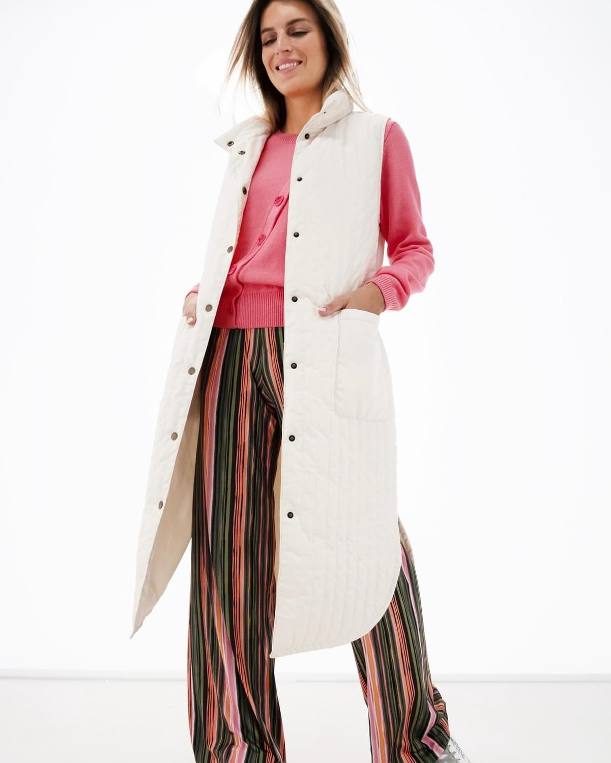 K-design - Lange mouwloze jas met zakken (Y900) - What Els!