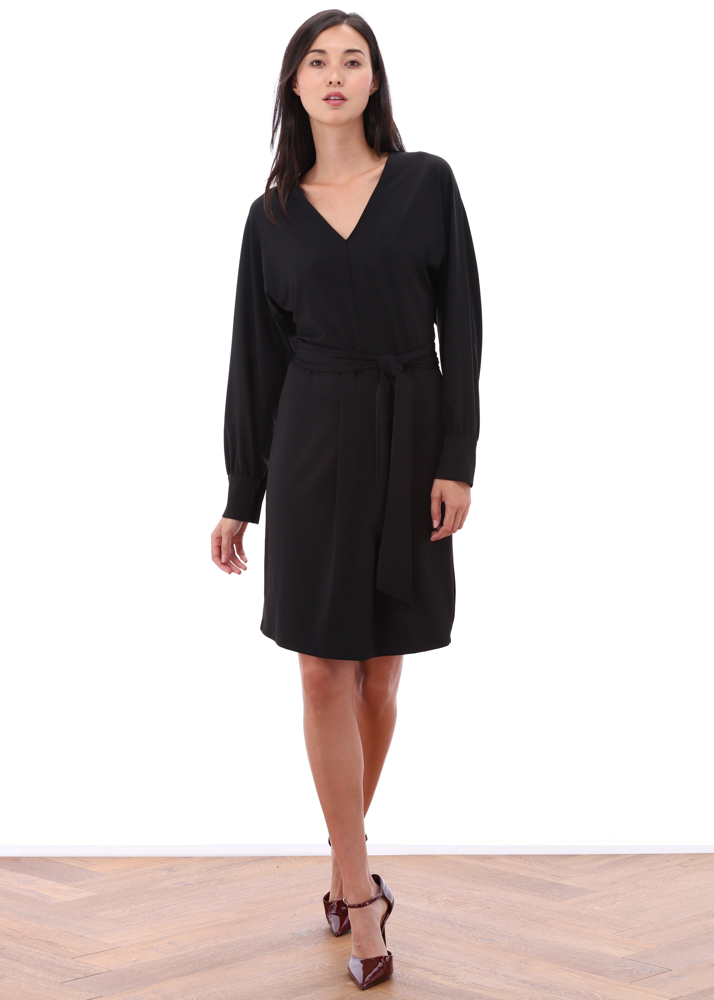 K-design - Effen midi dress met V-hals, plooi en stoffen riem